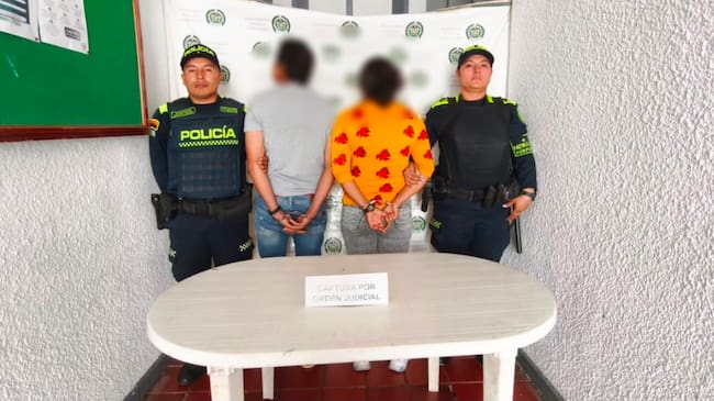 Padres capturados por presunto abuso sexual a su hija. Foto: Policía de Cundinamarca.