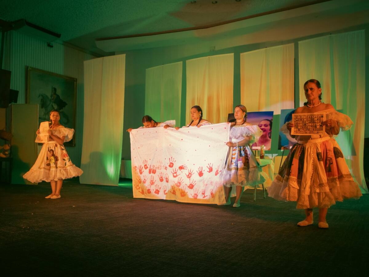 En Neiva, víctimas y victimarios de “falsos positivos”, con Danzas y obras de teatro buscan la paz.