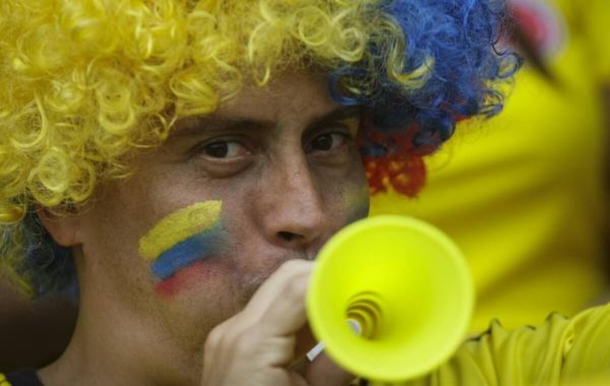 A pesar de la fuerte lluvia que cayó en Barranquilla, los aficionados llegan al estadio Metropolitano para apoyar a la Selección Colombia en su partido ante Perú. Foto: Colprensa