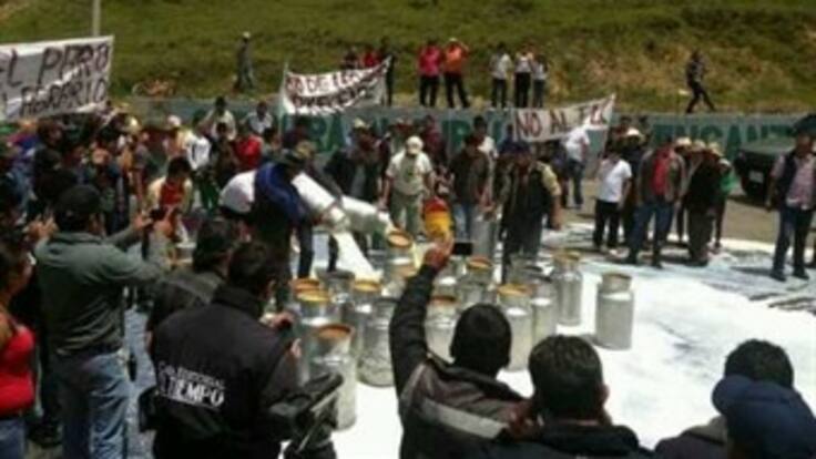 En Boyacá regaron en la calle 6.000 litros de leche