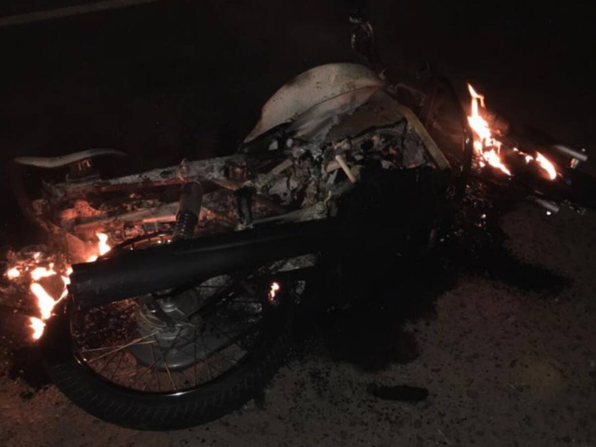 Hombres al parecer armados incineran cuatro motocicletas en zona rural de Rivera