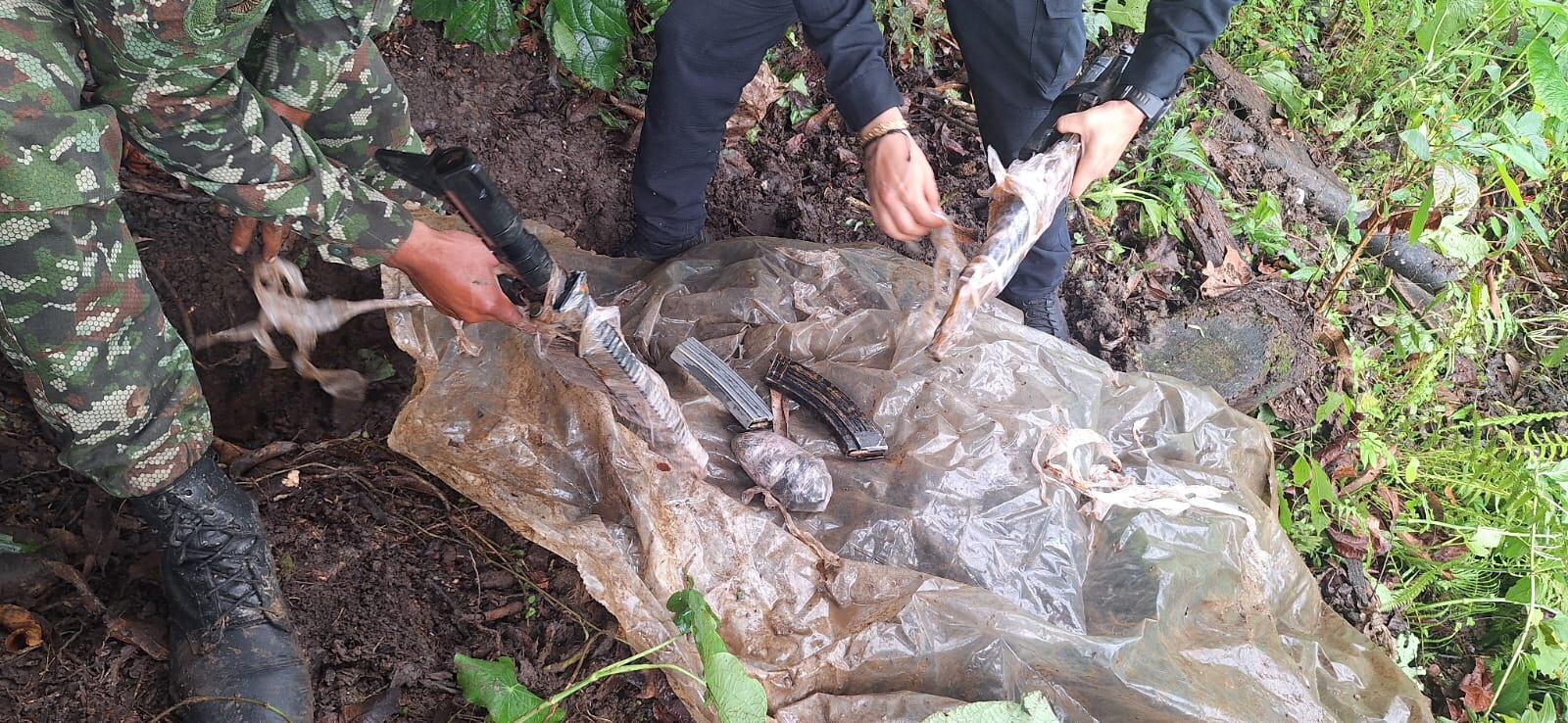 Arsenal del Clan del Golfo hallado en zona rural de Támesis. Foto: Policía Antioquia.