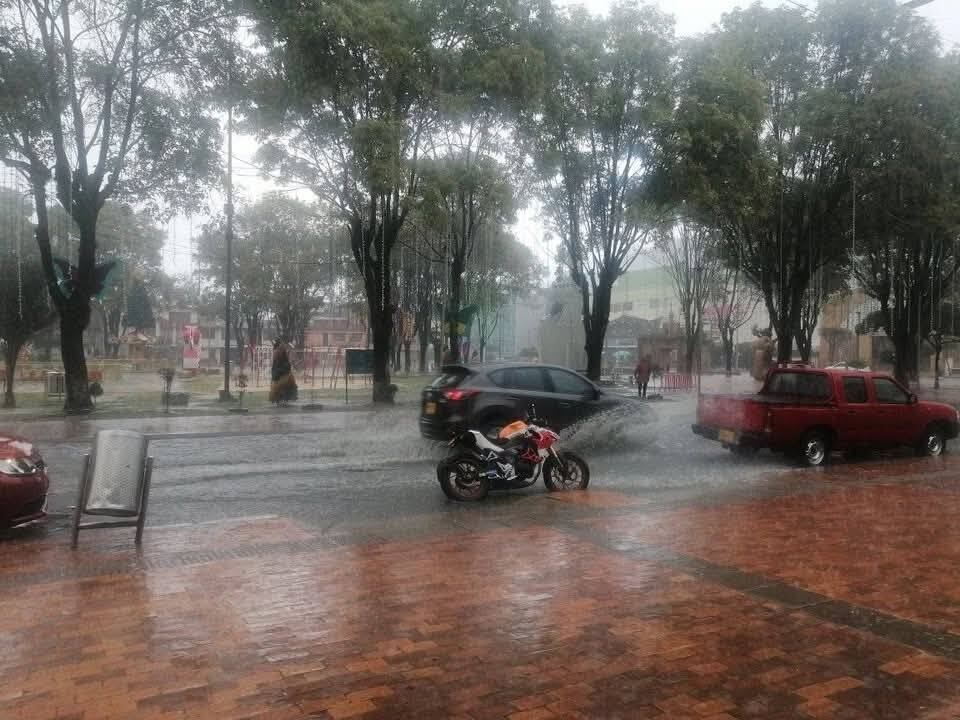 Los usuarios en redes sociales reportaron fuertes olores por el rebosamiento del alcantarillado. Foto | Facebook