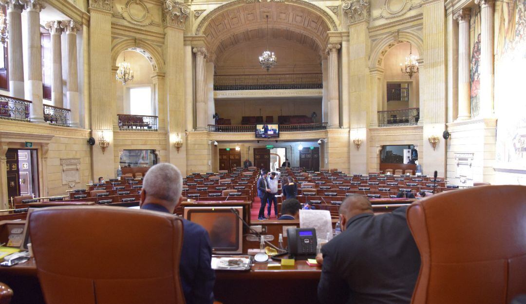 ¿Por qué viajaron 9 congresistas a México ad portas de un tercer pico?