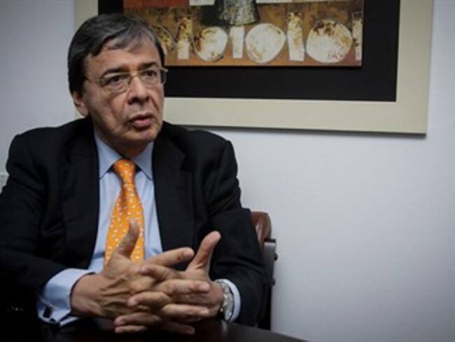 El presidente Santos se sentó en los huevos que Uribe le recomendó: Carlos Holmes Trujillo