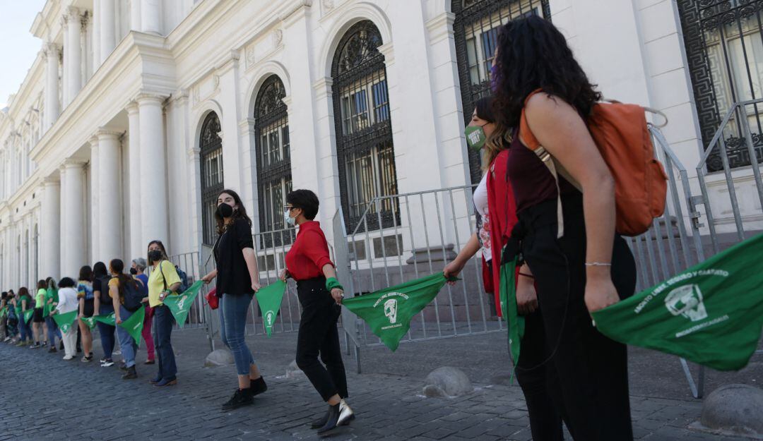 Manifestación a favor del aborto a las afueras del Congreso chileno. 
