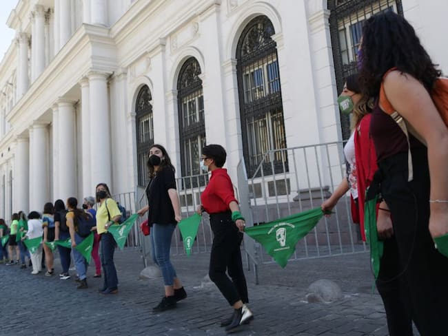 Manifestación a favor del aborto a las afueras del Congreso chileno. 