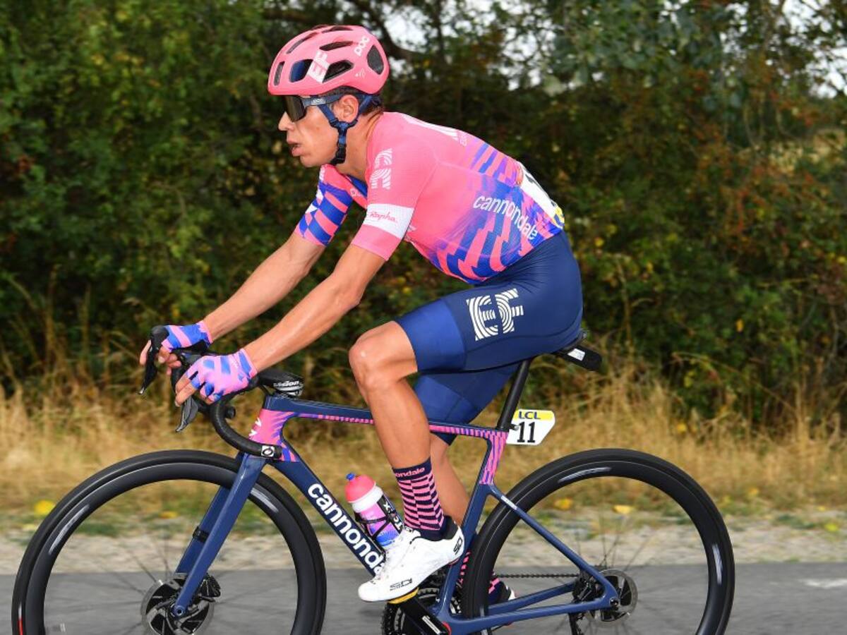 Abrazando un árbol, la clase de relajación dirigida por Rigoberto Urán