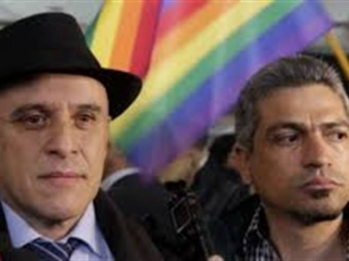 En medio de expresiones de rechazo, pareja gay espera decisión de juez sobre matrimonio