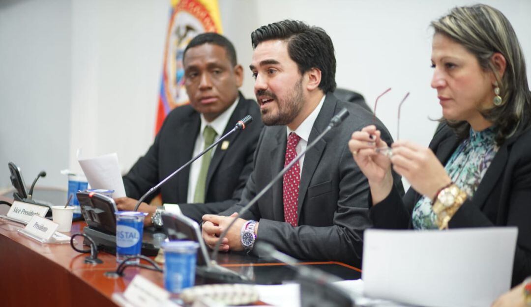 Gabriel Santos, del Centro Democrático, se sumó a los congresistas de oposición e independientes, que piden la renuncia de la Ministra TIC