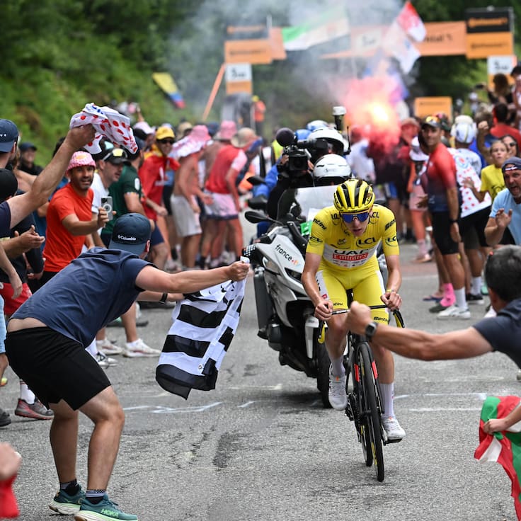 Saint-lary-soulan Pla D&#039;adet (France), 13/07/2024.- Yellow jersey Slovenian rider Tadej Pogacar of UAE Team Emirates attacks on the ascent to Saint-Lary-Soulan - Pla d&#039;ÄôAdet during the 14th stage of the 2024 Tour de France cycling race over 151km from Pau to Saint-Lary-Soulan Pla d&#039;Adet, France, 13 July 2024. (Ciclismo, Francia, Eslovenia) EFE/EPA/BERNARD PAPON / POOL