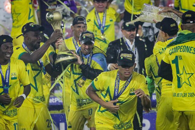 Fabián Sambueza celebra con el título del Atlético Bucaramanga / Colprensa.