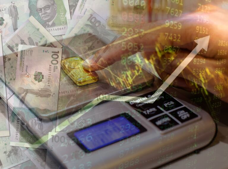 Persona pesando un pequeño lingote de oro sobre una báscula / Billetes de $100.000 COP (Getty Images)