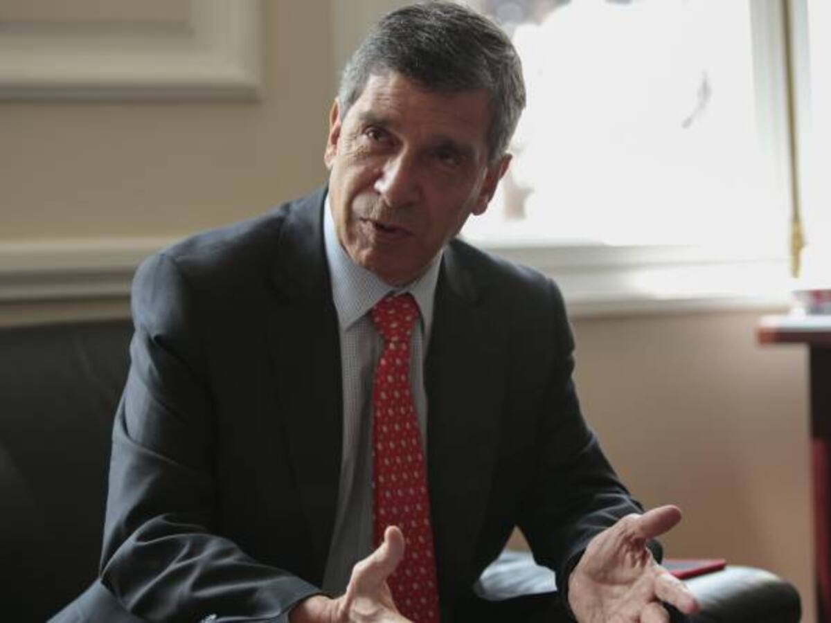 Los procesos de paz se hacen para que dejen las armas y puedan hacer política: Rafael Pardo