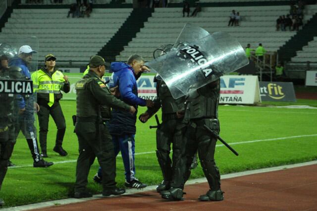 Pedro Sarmiento escoltado por la Policía ( La Patria