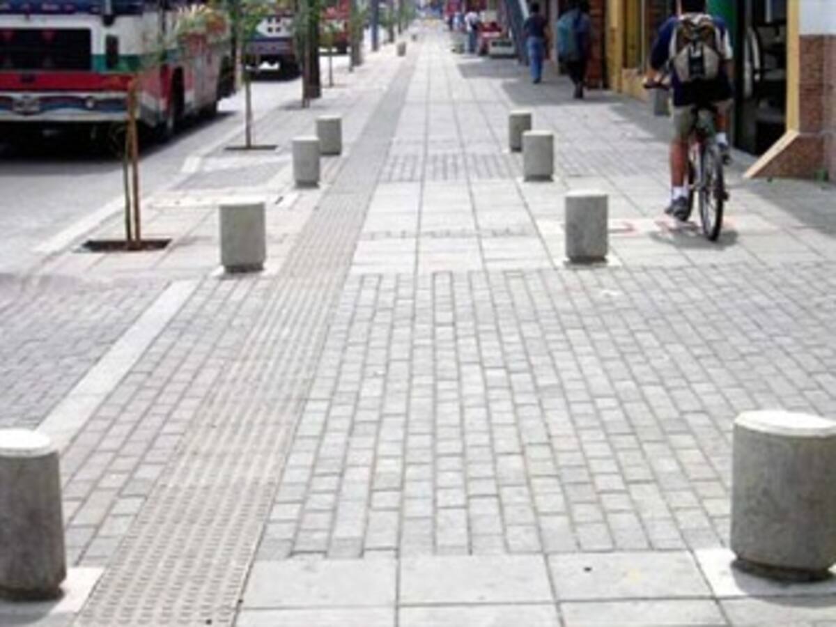 Por arreglo del espacio público retirarán 1.200 bolardos de Peñalosa por la Séptima