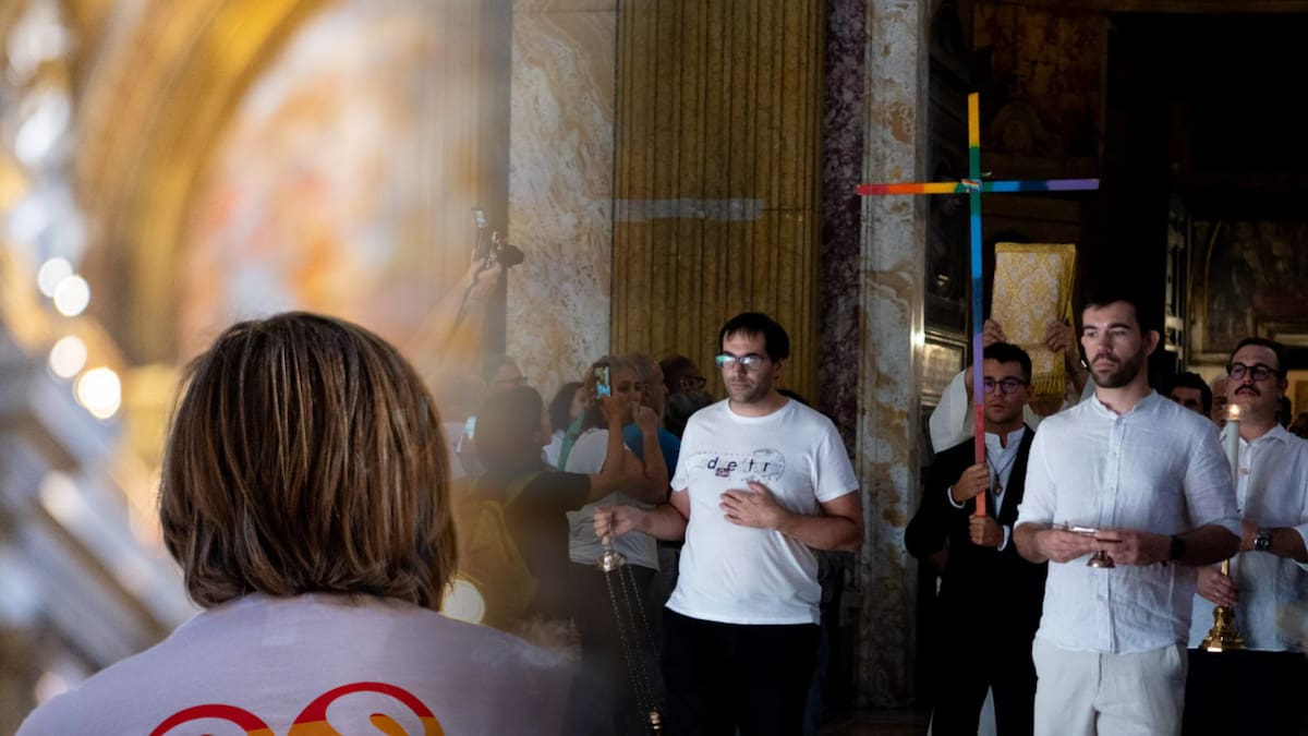 Católicos LGBTI inician procesión en El Vaticano