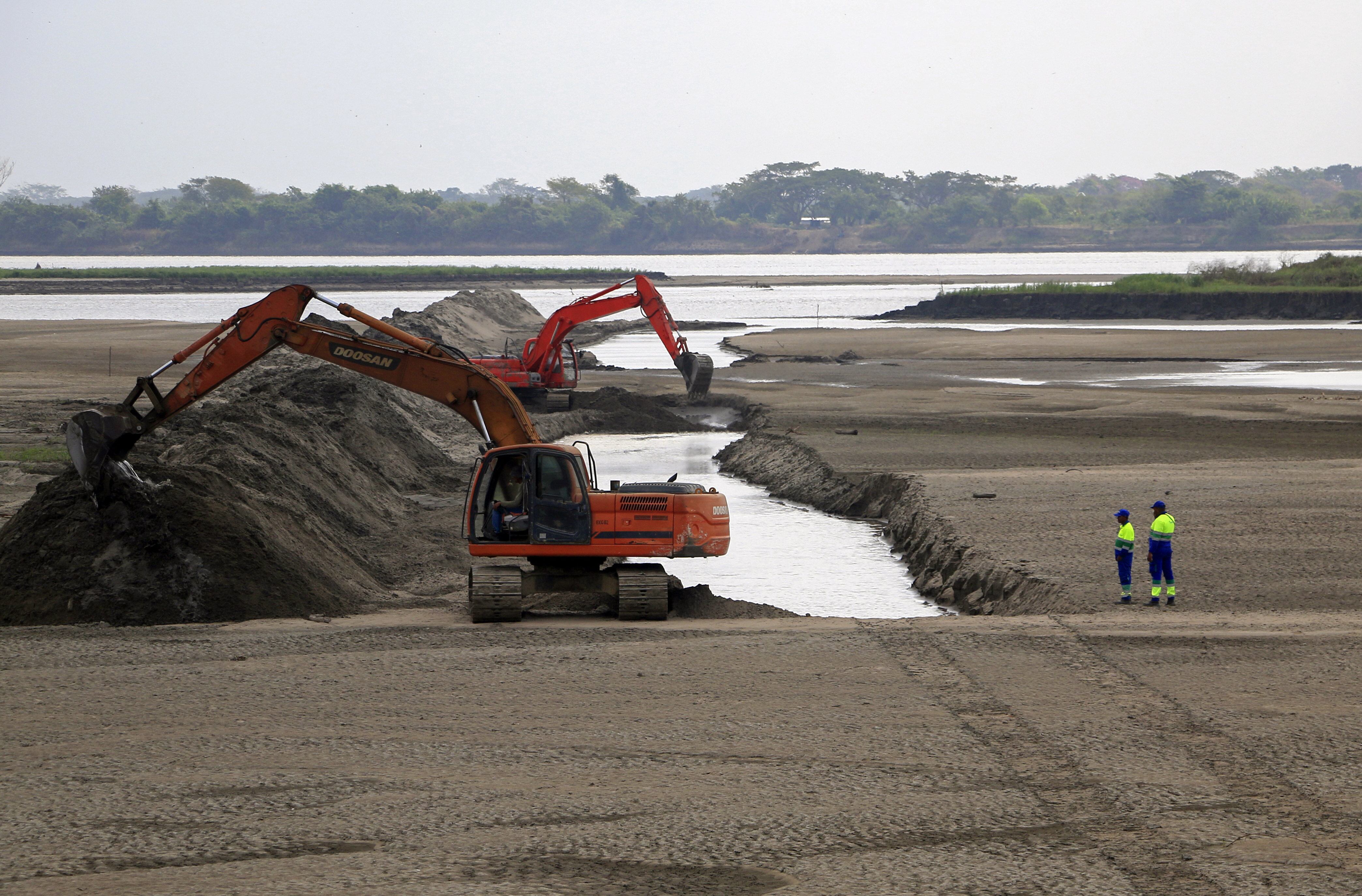 Fotografía del 1 de febrero de 2024 de una retroexcavadora abriendo un canal para abastecer de agua a la población de Campo de la Cruz (Colombia). En Campo de la Cruz, Manatí, Suan y otros pueblos del departamento colombiano del Atlántico, los cuerpos de agua que dependen del río Magdalena, el más importante del país, están casi secos y el agua potable empieza a faltar debido a la intensa sequía causada por el fenómeno de El Niño. EFE/Ricardo Maldonado Rozo