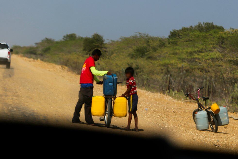 Niños de La Guajira salen buscando agua en los lugares más cercanos.