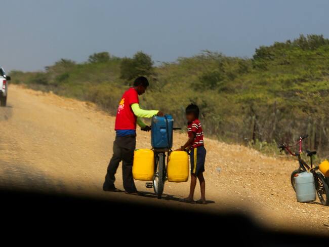 Niños de La Guajira salen buscando agua en los lugares más cercanos.