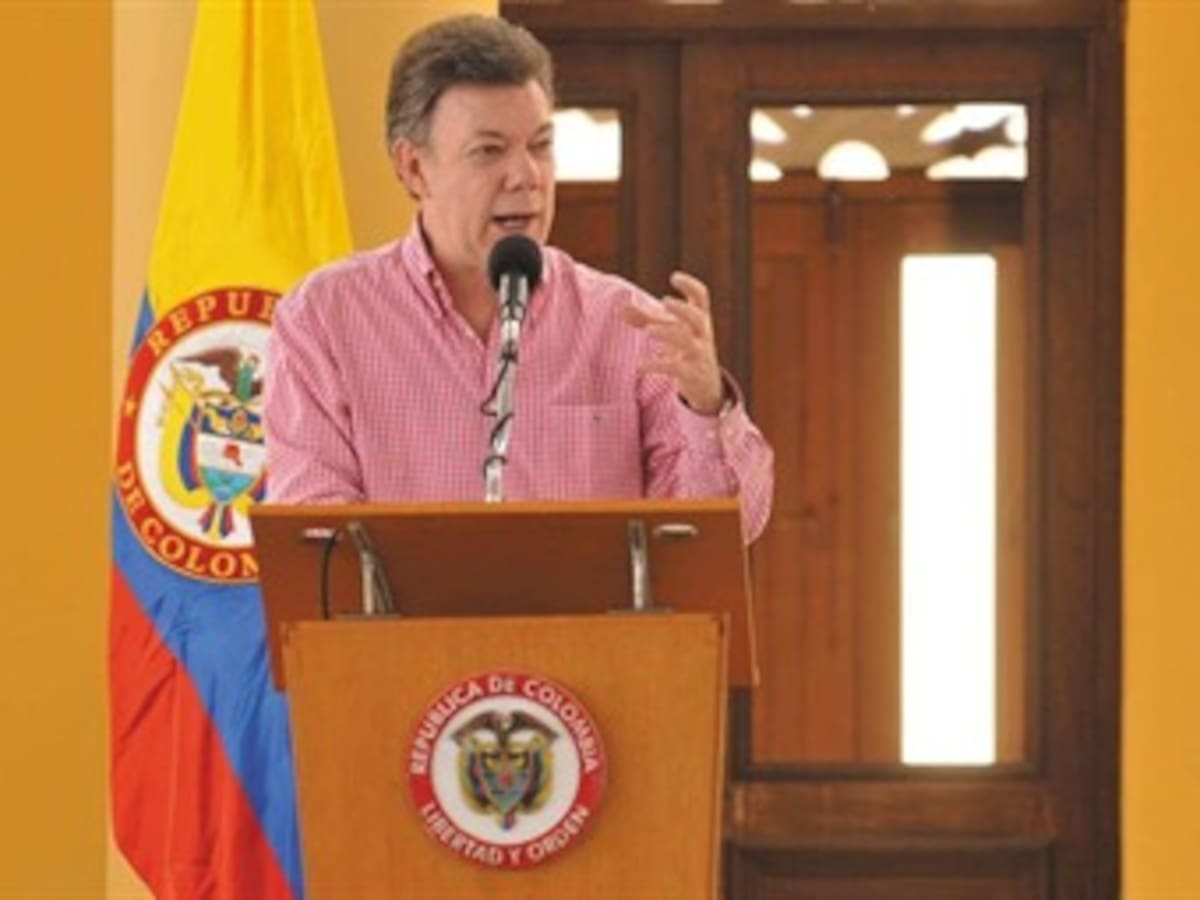 En medio de ataques guerrilleros, Santos revisa en Tumaco seguridad del sur del país