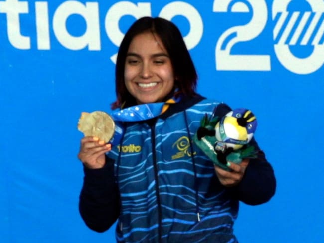 Sara Vargas de Colombia posa con la medalla de oro en 200m combinado SM7 femenino en paranatación hoy, durante los Juegos Parapanamericanos 2023 en Santiago (Chile). EFE/ Ailen Díaz