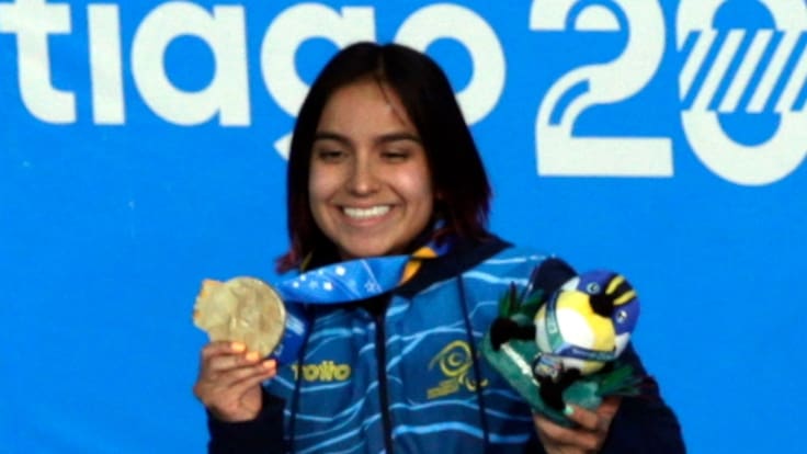 EVE5007. SANTIAGO (CHILE), 18/11/2023.- Sara Vargas de Colombia posa con la medalla de oro en 200m combinado SM7 femenino en paranatación hoy, durante los Juegos Parapanamericanos 2023 en Santiago (Chile). EFE/ Ailen Díaz