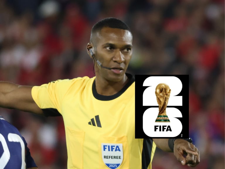 Santa Fe cumple y postula en la FIFA al árbitro Diego Ulloa para dirigir en el Mundial 2026 / Getty Images