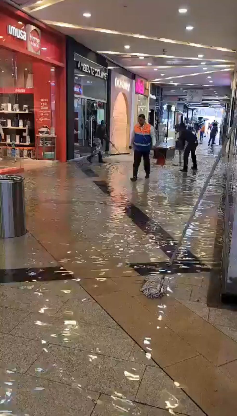 CC Unicentro inundado.