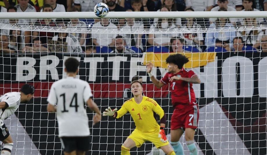 Luis Díaz en el momento de marcar el gol ante Alemania en el partido amistoso de la fecha FIFA de junio (Photo by ANP via Getty Images)