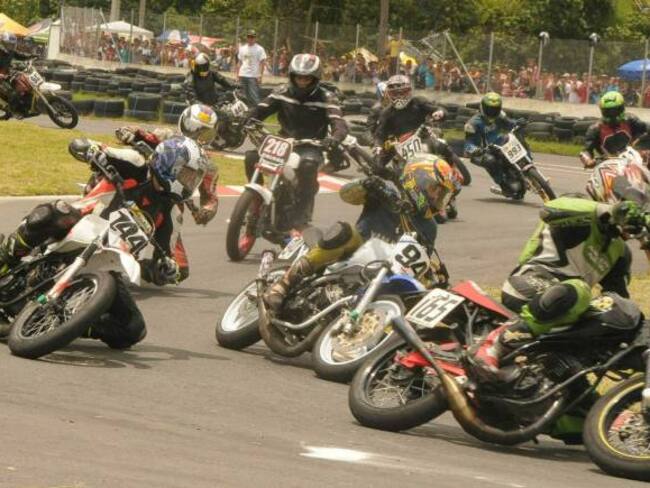 En grave estado de salud joven que se accidentó en carrera de motos en La Dorada