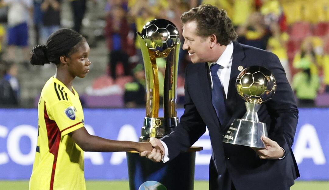 Linda Caicedo recibe el premio a Mejor Jugadora de la Copa América de manos del presidente de la Conmebol, Alejandro Domínguez.