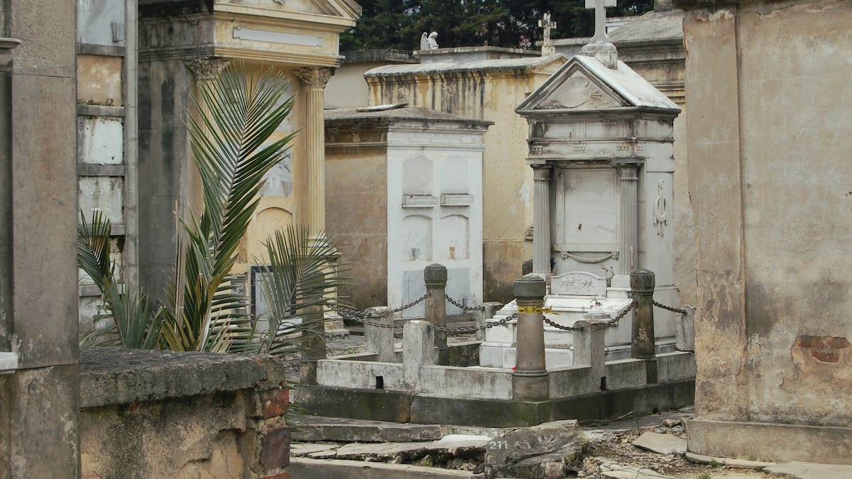 Funcionarios habrían beneficiado a consorcio encargado de servicios funerarios