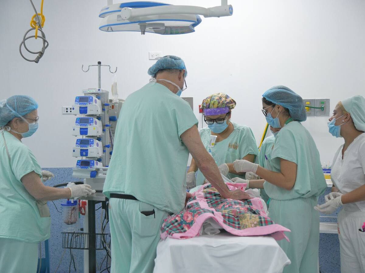 Con cirugías gratuitas ayudan a 100 niños con labio fisurado y paladar hendido en Medellín
