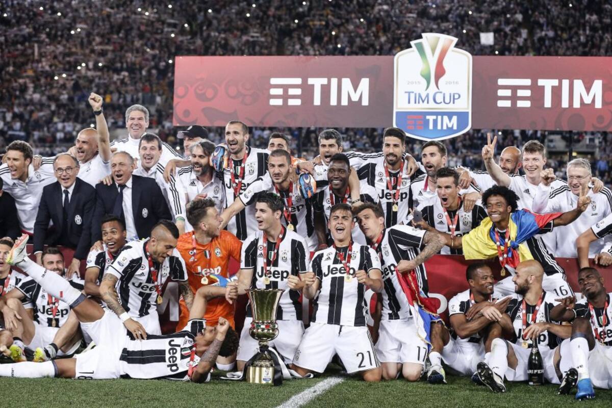El plantel de Juventus con el trofeo de la Copa Italia.