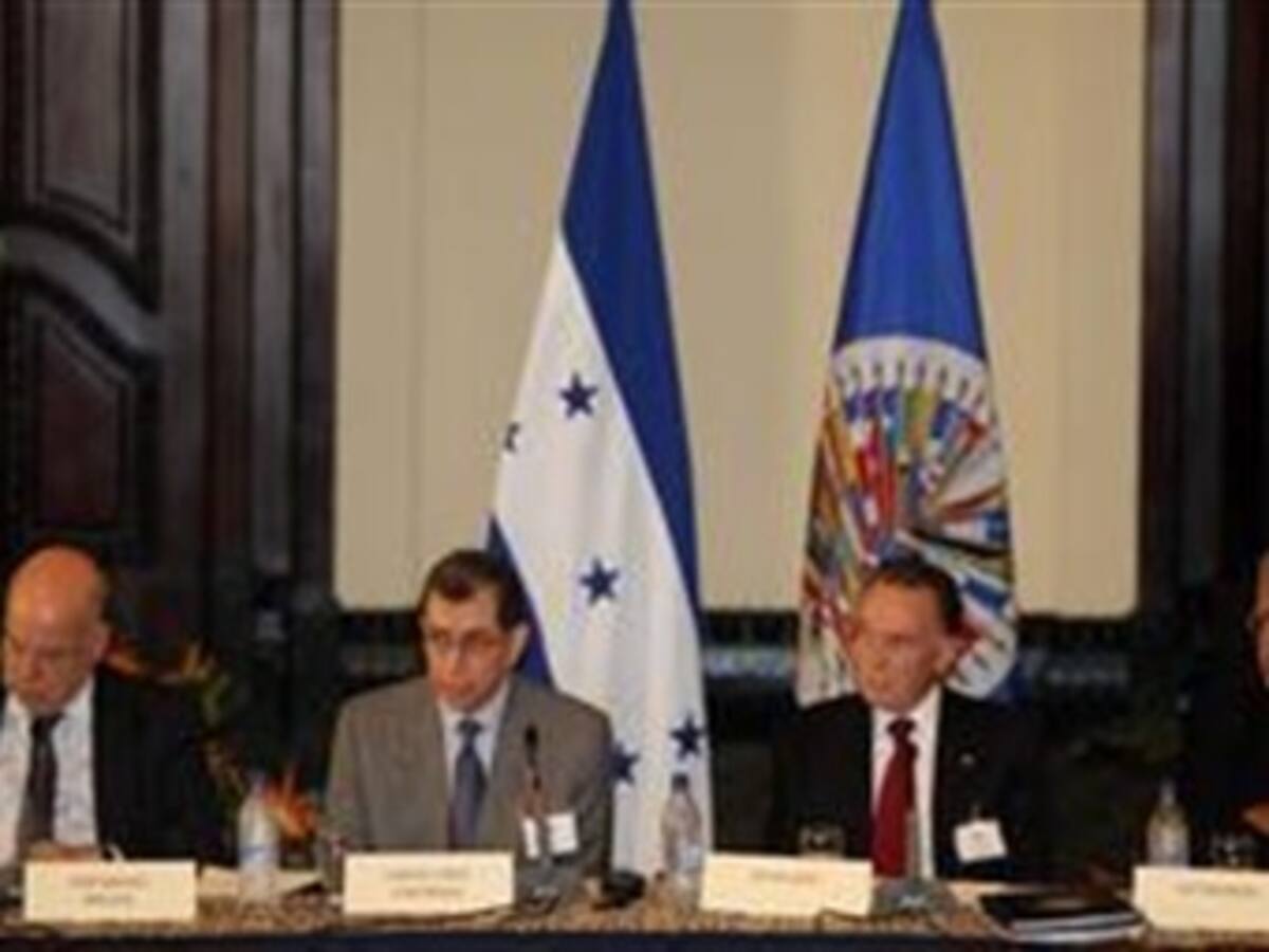 Micheletti insiste ante misión OEA en que se irá si Zelaya se hace a un lado