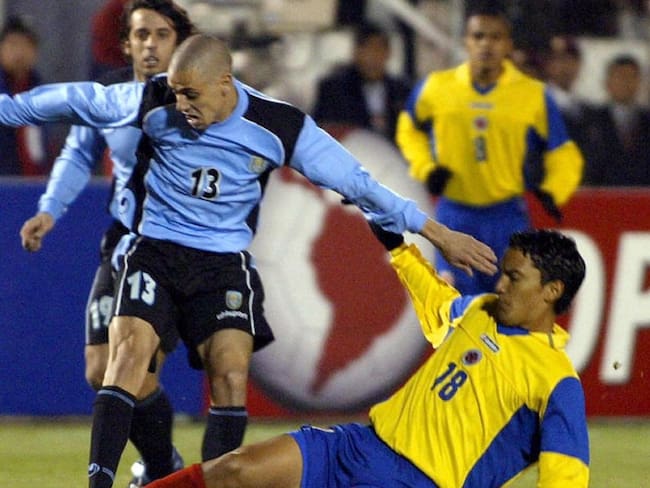 Colombia enfrentando a Uruguay en la Copa América de Perú 2004
