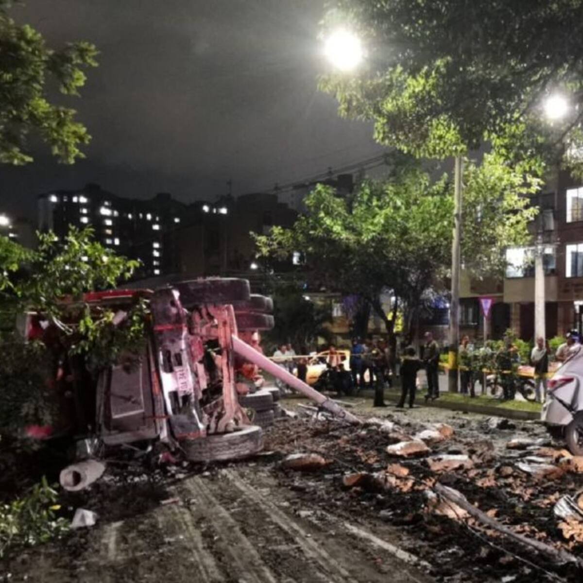 Cinco muertos tras choque de una volqueta contra varios carros en Medellín