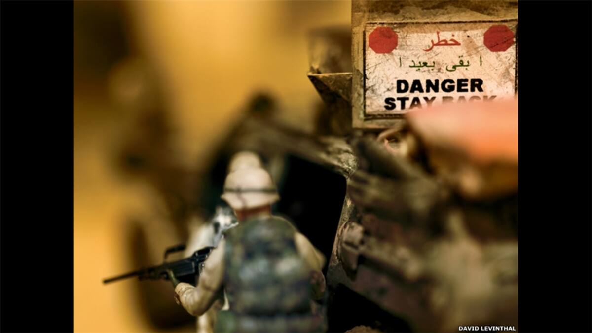 Levinthal también realizó estudios de las guerras modernas de EE.UU., utilizando modelos de soldados. La serie "I.E.D." utiliza como material las imágenes noticiosas de las campañas militares en Afganistán e Irak.