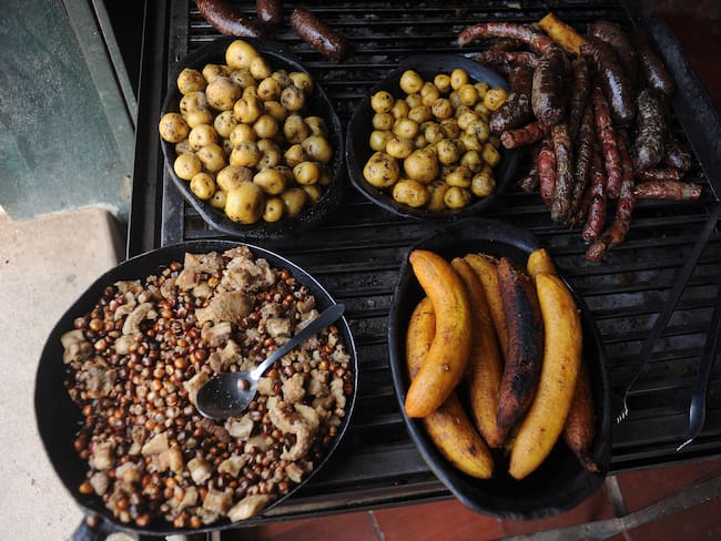 Comida de un asado en Villa de Leyva (Getty Images)