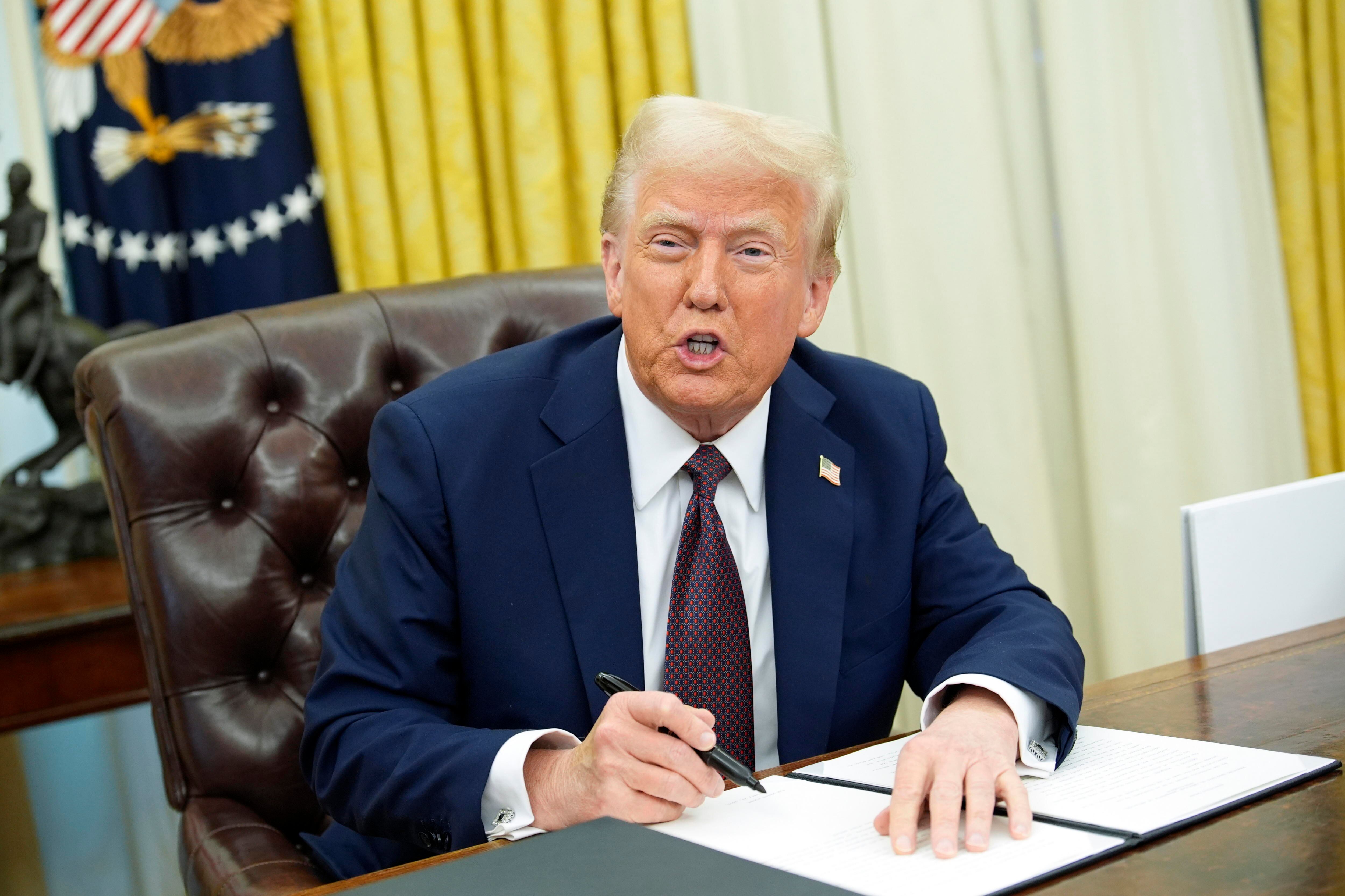Washington (Usa), 23/01/2025.- US President Donald Trump signs executive orders in the Oval Office of the White House in Washington, DC, USA, 23 January 2025. EFE/EPA/YURI GRIPAS / POOL
