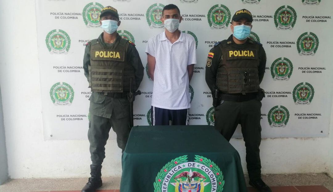 Los uniformados fueron atacados con piedras, palos y botellas una vez llegaron al lugar para calmar el enfrentamiento