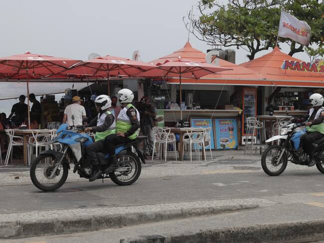 AME4901. RÍO DE JANEIRO (BRASIL), 05/10/2023.- Policías patrullan en la zona donde murieron asesinados tres médicos, hoy, en la orla de Barra Tijuca en Río de Janeiro (Brasil). La ejecución a tiros de tres médicos en Río de Janeiro, entre ellos el hermano de una diputada federal de izquierdas, sacudió la política brasileña y sembró un mar de sospechas sobre la motivación de este crimen "bárbaro" en una ciudad acostumbrada a la violencia. EFE/ Antonio Lacerda