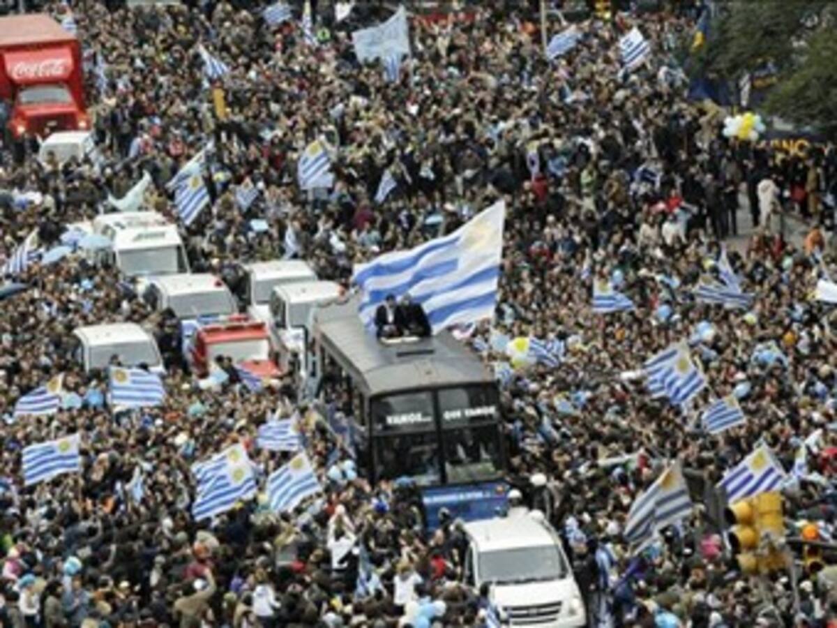 Uruguay pone fin a su gesta mundialista con un recibimiento de campeones