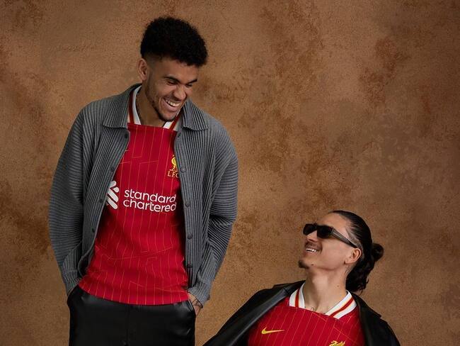 Luis Díaz y Darwin Núñez lucen la nueva camiseta del Liverpool / Instagram: Liverpool.