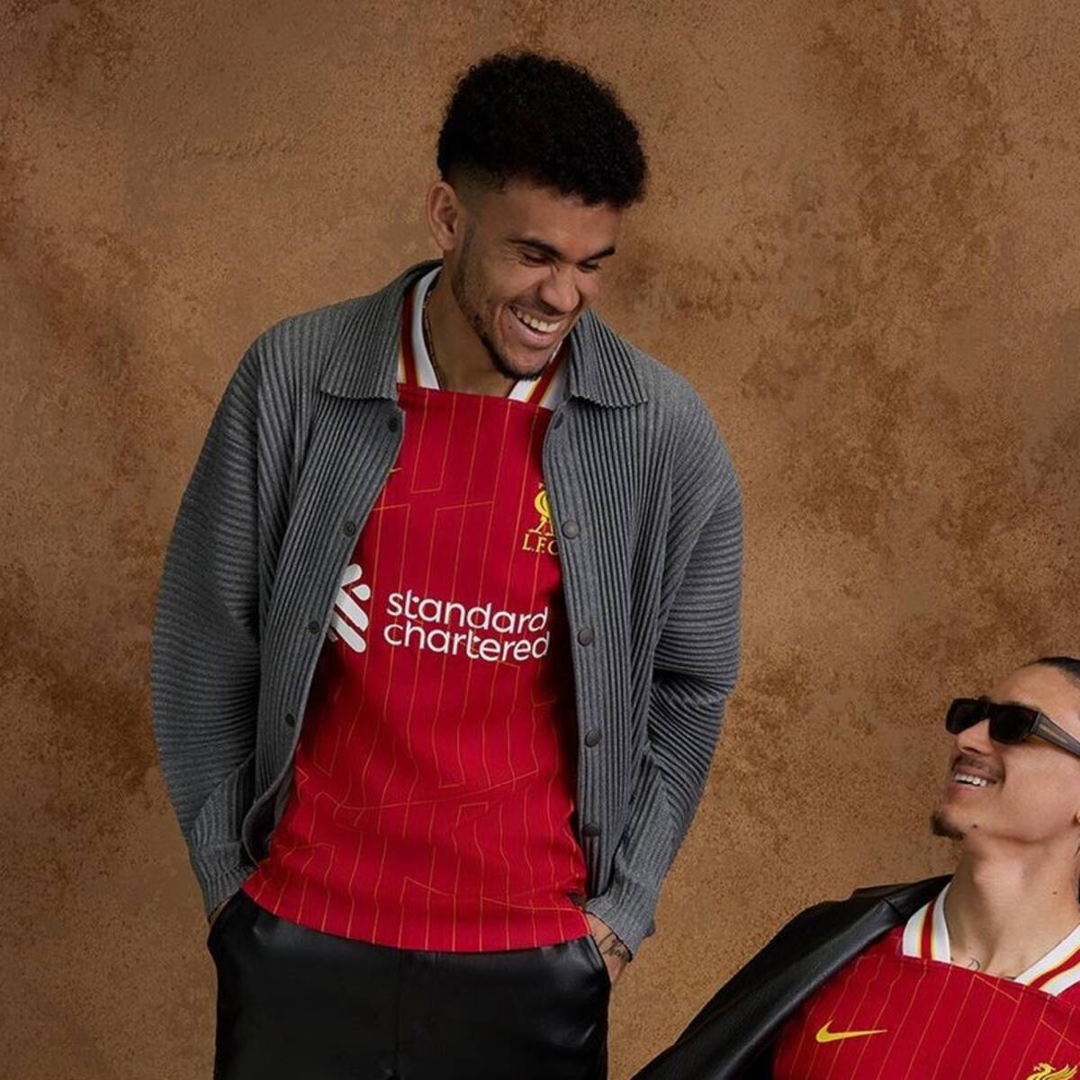 Liverpool presentó su nueva camiseta con Luis Díaz como protagonista