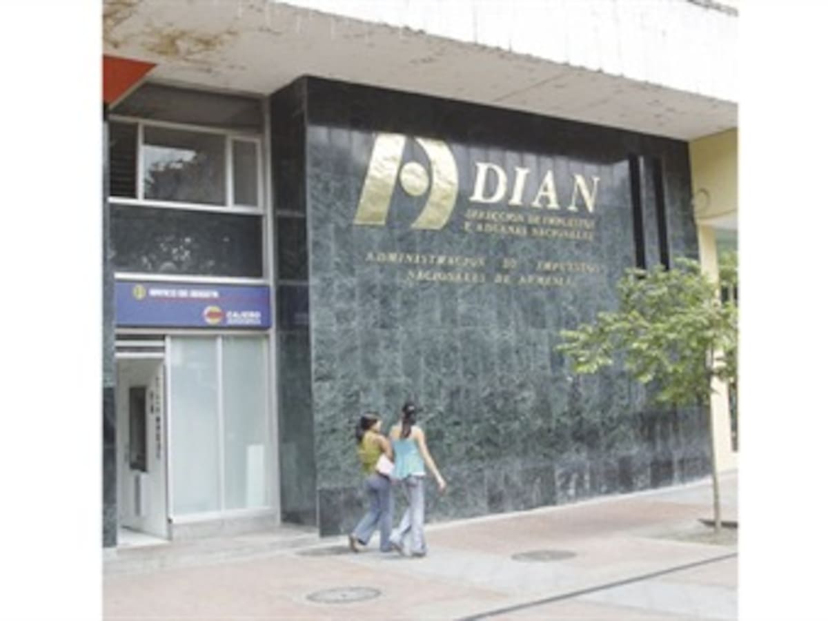 Filas y retrasos en oficina de la DIAN en Armenia