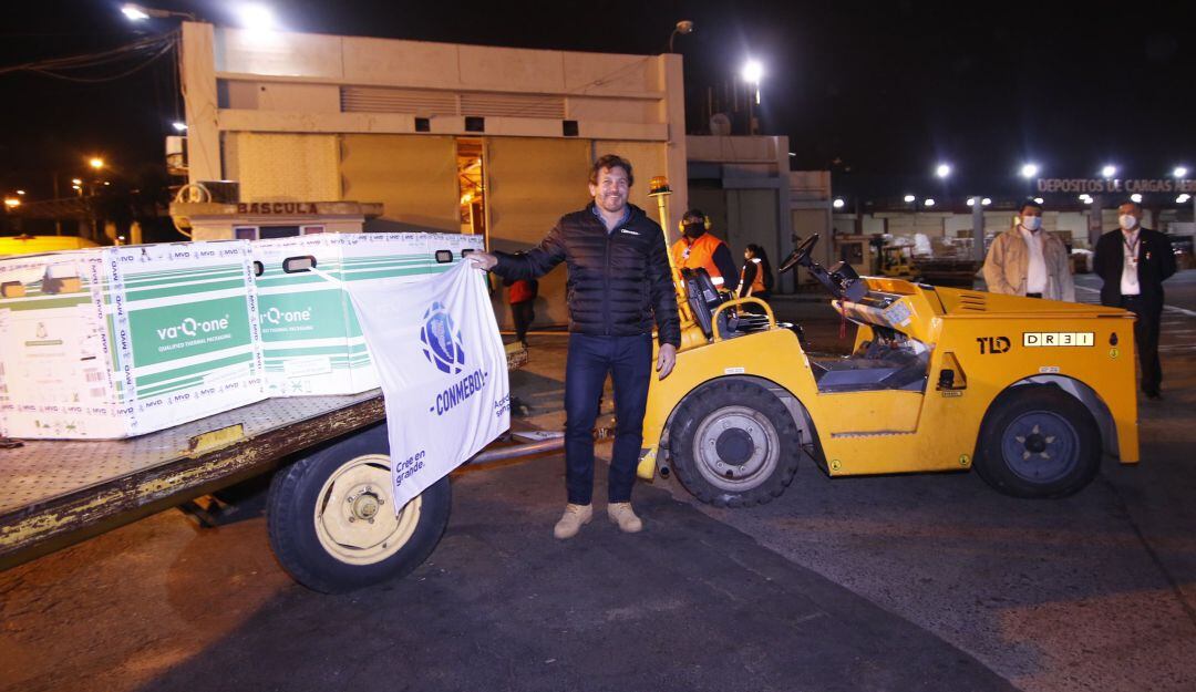 Alejandro Domínguez, presidente de la Conmebol, posa junto a las vacunas Sinovac tras su llegada a Paraguay.