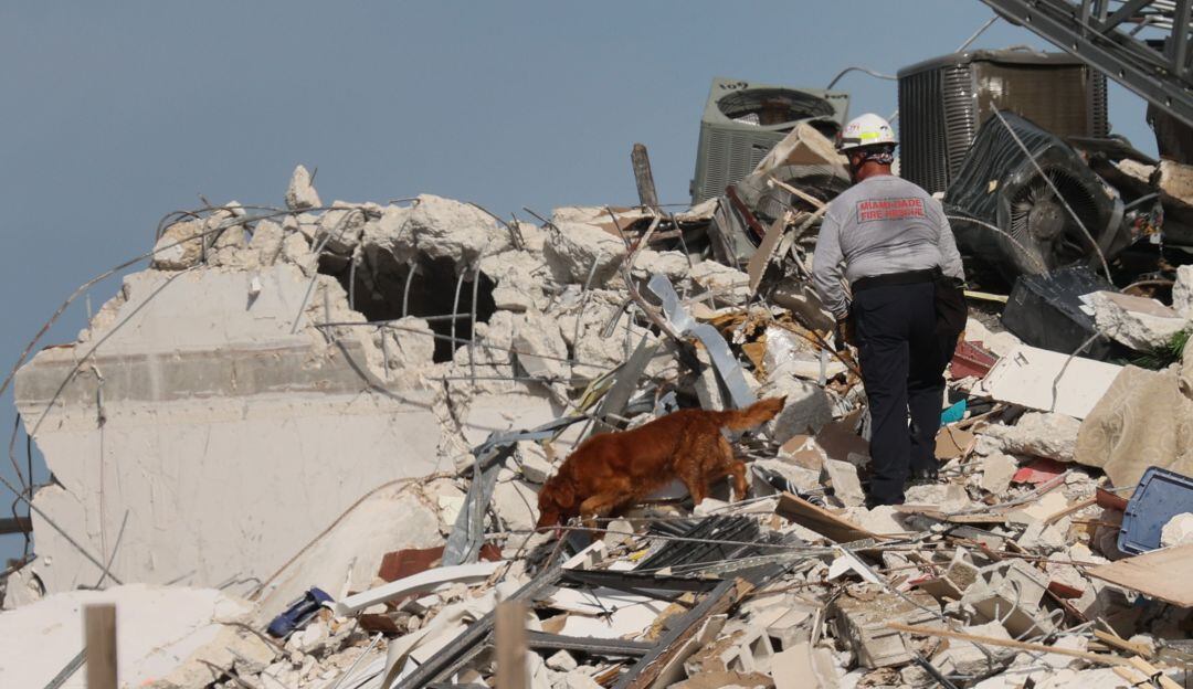 Rescatistas en los escombros del edificio Champlain Towers