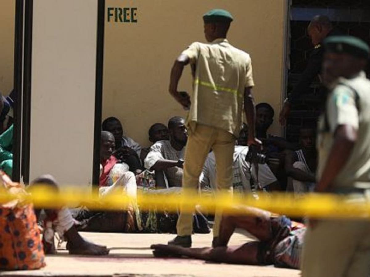 Más de 300 presos fugados por ataque a una prisión en Nigeria